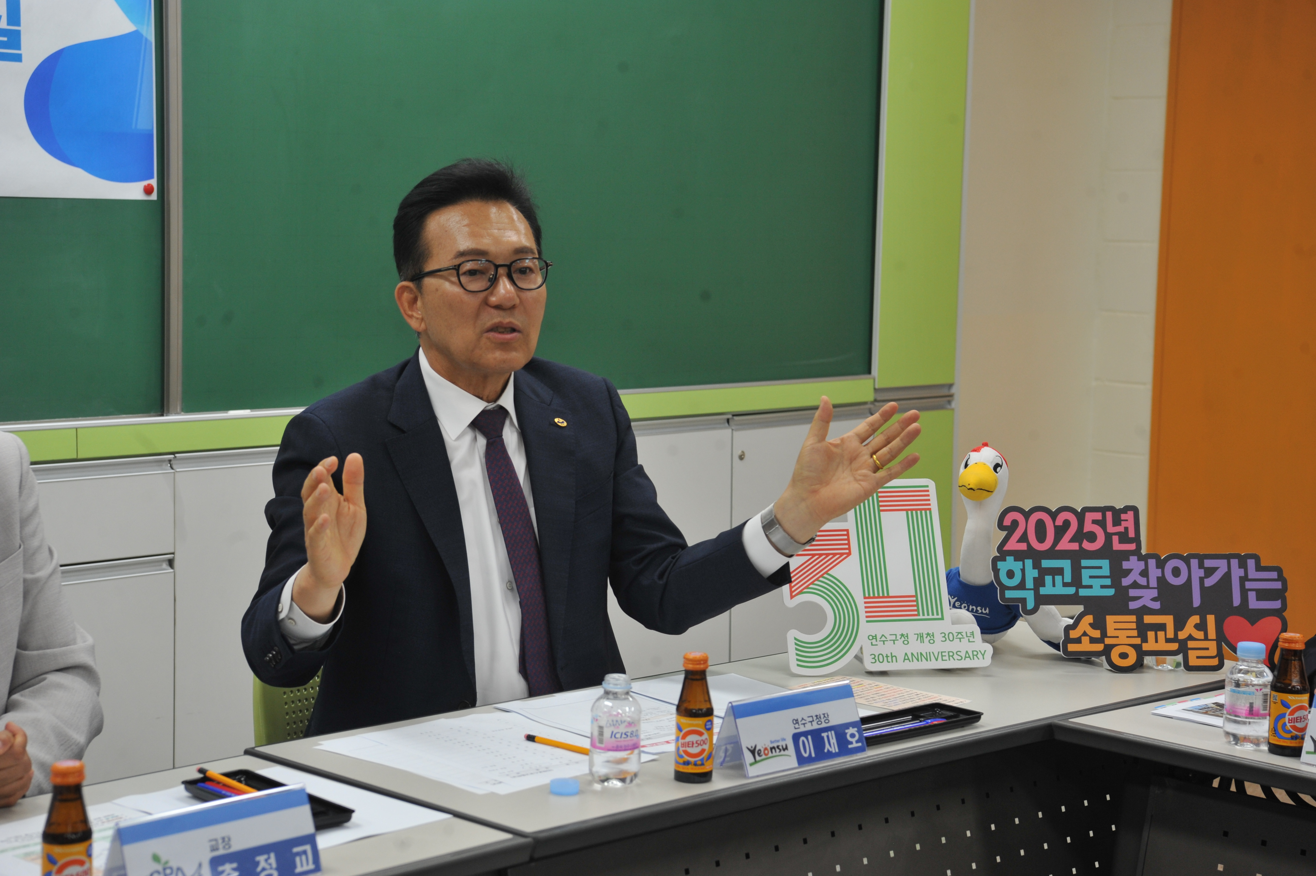 이재호 연수구청장이 지성과 품격이 스며드는 일등 교육 연수 구현을 위해 지난 4일 인천포스코고등학교를 시작으로 이달 26일까지 지역 내 32개 초·중·고등학교를 현장 방문한다